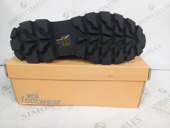 BOXED PAIR OF KOI SHOES IN BLACK W. WHITE HEART DESIGN SIZE 6