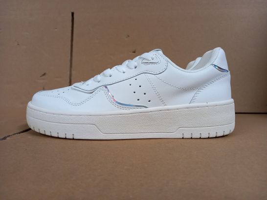 STRADIVARIOUS TRAINERS WITH TRIM WHITE SIZE 3UK