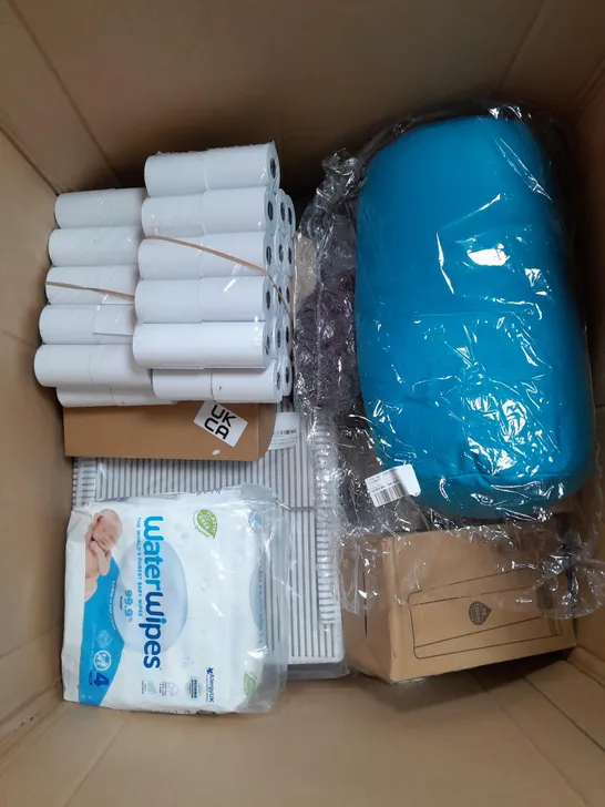 A BOX OF 20 HOUSEHOLD ITEMS TO INCLUDE OVEN GLOVES, LUXURY SHOWER TOWEL HOT WATER BOTTLE ETC. 