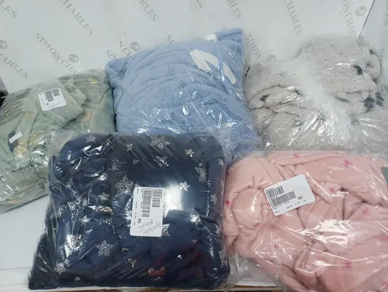 LARGE QUANTITY OF ASSORTED CLOTHING TO INCLUDE ROBES, ETC