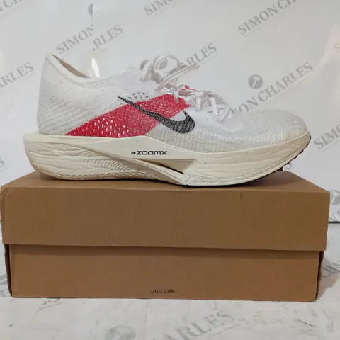 BOXED PAIR OF NIKE SHOES IN WHITE/RED UK SIZE 9.5