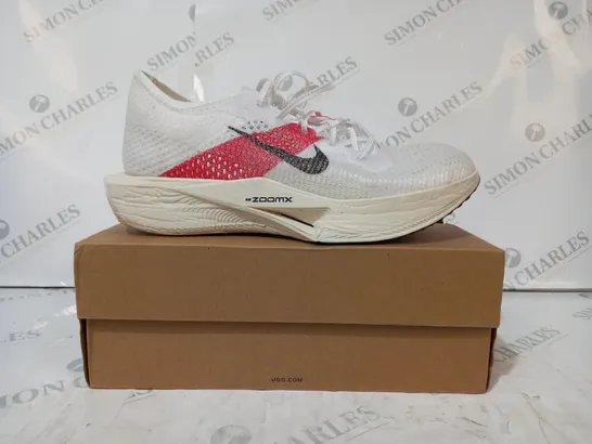 BOXED PAIR OF NIKE SHOES IN WHITE/RED UK SIZE 9.5