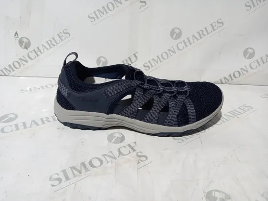 BOXED PAIR OF SKECHERS REGGAE FEST 2.0 FISHERMAN SHOES IN NAVY UK SIZE 4