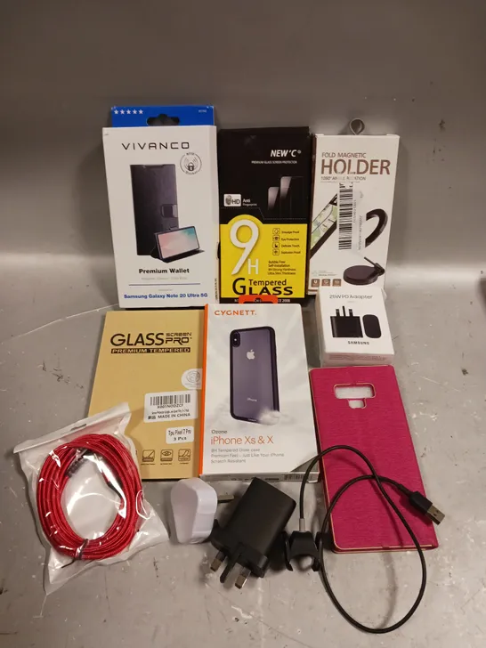 APPROXIMATELY 30 ASSORTED SMARTPHONE ACCESSORIES TO INCLUDE SCREEN PROTECTORS, CHARGING CABLES, PROTECTIVE CASES ETC 