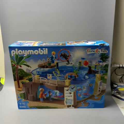 BOXED PLAYMOBIL FAMILY FUN AQUARIUM - 9060