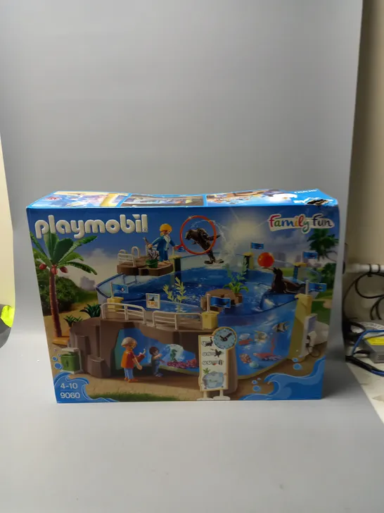 BOXED PLAYMOBIL FAMILY FUN AQUARIUM - 9060