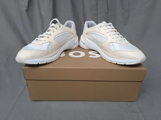 BOXED PAIR OF BOSS SKYLAR RUNNER TRAINERS IN WHITE UK SIZE 5