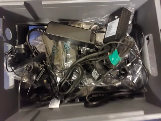 BOX OF APPROX 10 ITEMS TO INCLUDE ASSORTED CABLES AND ADAPTERS 