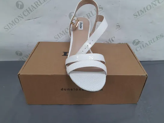 BOXED PAIR OF DUNE LONDON OPEN TOE BLOCK HEEL SANDALS IN WHITE SIZE 7