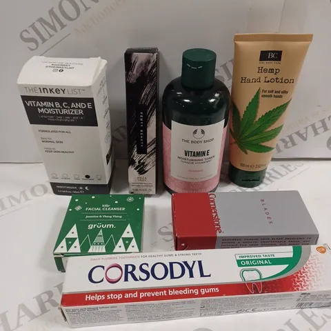 BOX OF APPROXIMATELY 15 ASSORTED COSMETIC ITEMS TO INCLUDE HEMP HAND LOATION, CORSODYL TOOTHPASTE, GRUUM FACIAL CLEANSER ETC 