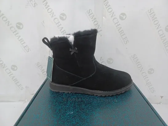 BOXED PAIR OF EMU BEACH MINI 2.0 WATER RESISTANT SUEDE BOOTS IN BLACK SIZE 7 