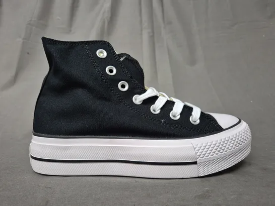 BOXED PAIR OF CONVERSE SHOES IN BLACK/WHITE UK SIZE 5