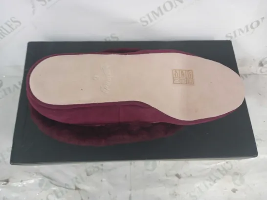 BOXED PAIR OF MORLANDS FAUX FUR LINED SHOES IN BURGUNDY UK SIZE 6