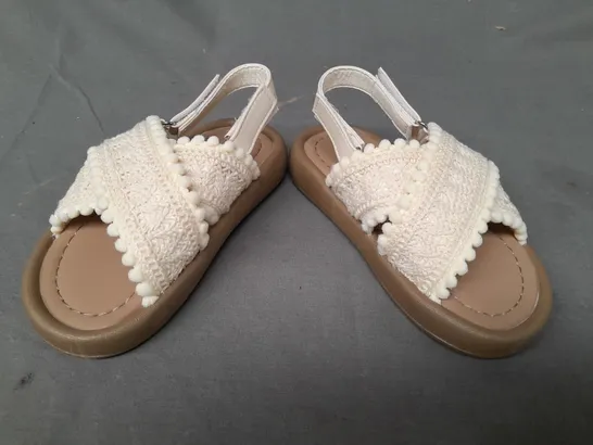 BOXED PAIR OF GOJOGOLO KIDS OPEN TOE SANDALS IN CREAM EU SIZE 26