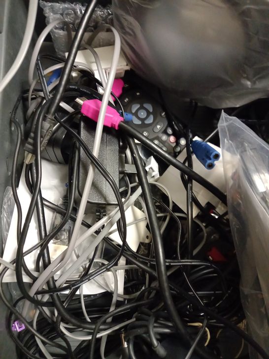 LOT OF APPROX 15 ASSORTED ELECTRICAL ITEMS TO INCLUDE SKY WIFI BOX, CARD PAYMENT MACHINE, VARIOUS CABLES, ETC