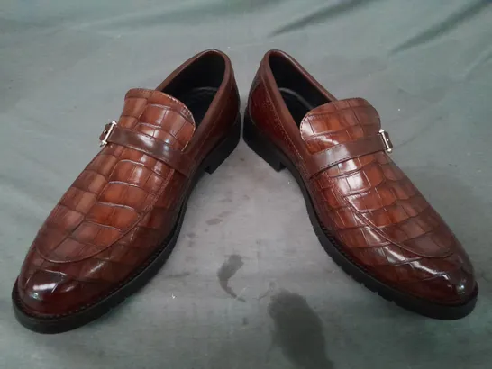 BOXED PAIR OF DESIGNER LOAFERS IN BROWN CROC ASIAN SIZES 255