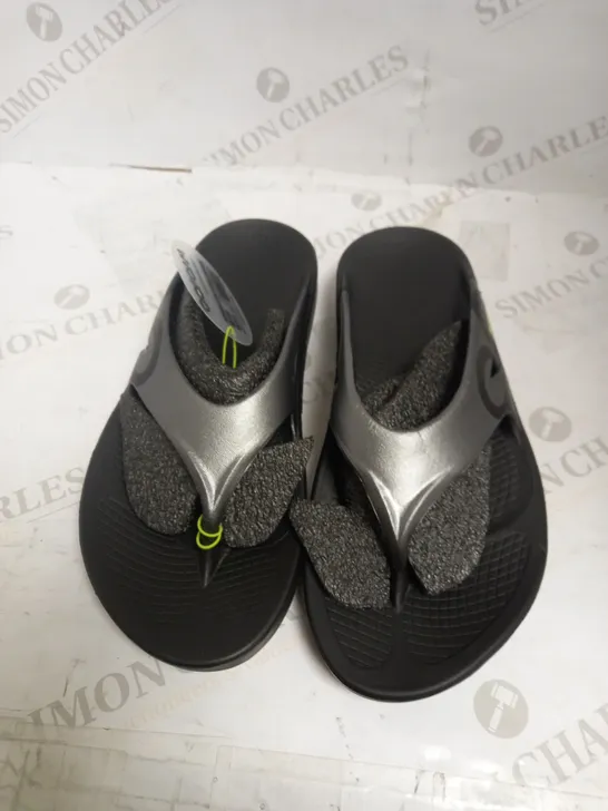 OOFOS OORIGINAL TOE POST FLIP FLOPS GRAPHITE EU 44 