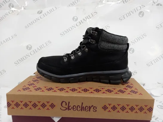 BOXED PAIR OF SKECHERS SYNERGY WARM BOOTS, BLACK - SIZE 5