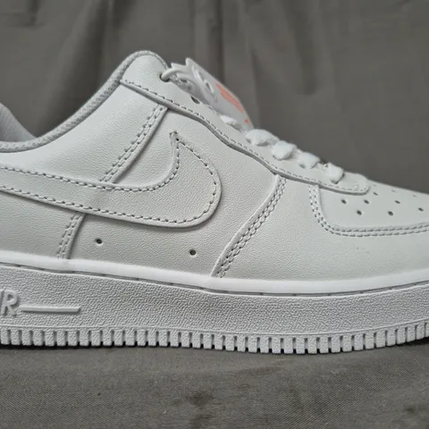 BOXED PAIR OF NIKE AIR FORCE 1 '07 LOW SHOES IN WHITE UK SIZE 4