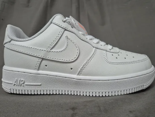 BOXED PAIR OF NIKE AIR FORCE 1 '07 LOW SHOES IN WHITE UK SIZE 4