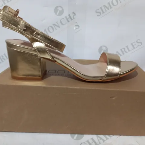 BOXED PAIR OF BOOHOO LOW BLOCK HEEL OPEN TOE SANDALS IN METALLIC GOLD COLOUR EU SIZE 39