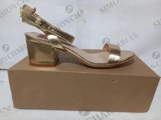 BOXED PAIR OF BOOHOO LOW BLOCK HEEL OPEN TOE SANDALS IN METALLIC GOLD COLOUR EU SIZE 39