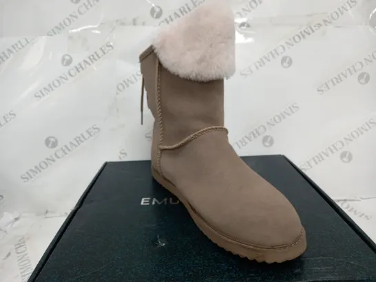 BOXED PAIR OF EMU AUSTRALIA BIRDWOOD WATERPROOF SHEEPSKIN BOOTS IN MUSHROOM UK SIZE 8