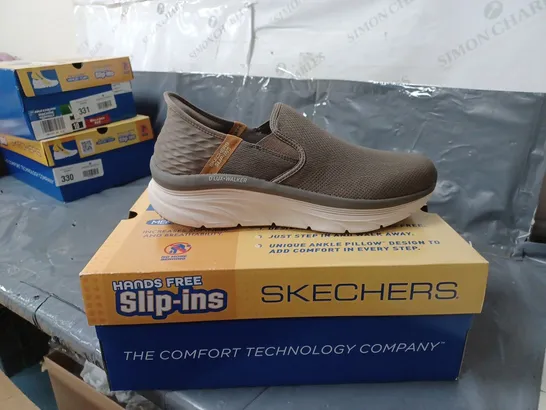 BOXED PAIR OF SKECHERS D'LUX WALKER SLIP-INS - LIGHT BROWN - SIZE 9 UK