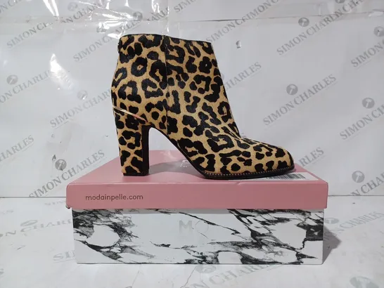 BOXED PAIR OF MODA IN PELLE LAURE HEELED ANKLE BOOTS IN LEOPARD PRINT UK SIZE 7