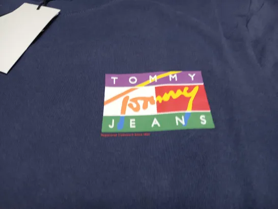 TOMMY JEANS SIGNATURE POP FLAG TEE IN TWILIGHT NAVY - MEDIUM