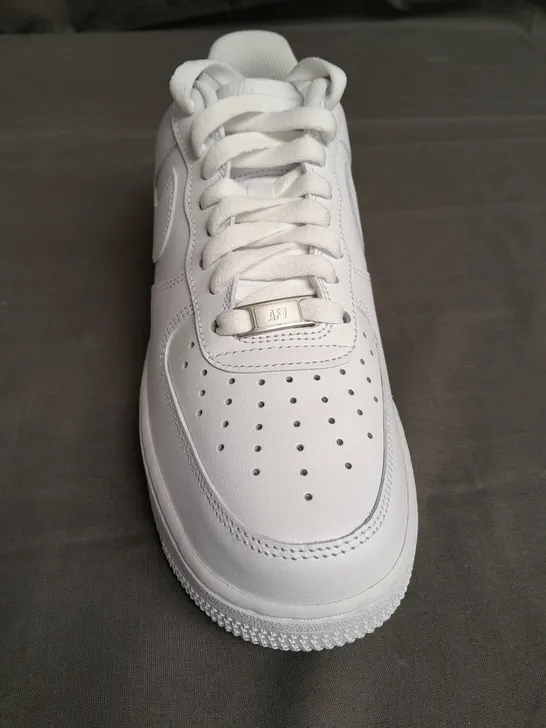 BOXED PAIR OF NIKE AIR FORCE 1 '07 WHITE TRIANERS SIZE UK 7