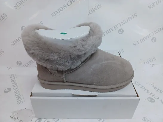 PAIR OF MODA IN PELLE SHEEPSKIN SLIPPER BOOTS - GREY - UK 7