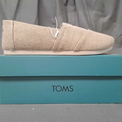 BOXED PAIR OF TOMS ALPARGATA NATURAL UNDYED CANVAS SHOES IN BEIGE UK SIZE 4.5