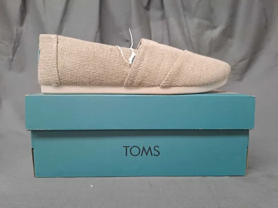 BOXED PAIR OF TOMS ALPARGATA NATURAL UNDYED CANVAS SHOES IN BEIGE UK SIZE 4.5