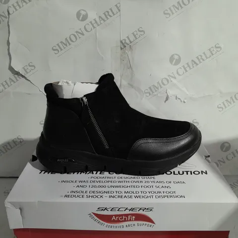 BOXED SKECHERS ARCH FIT SMOOTH ZIP BOOTS, BLACK - SIZE 6.5