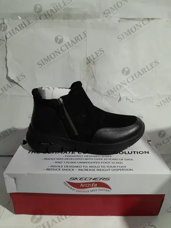 BOXED SKECHERS ARCH FIT SMOOTH ZIP BOOTS, BLACK - SIZE 6.5