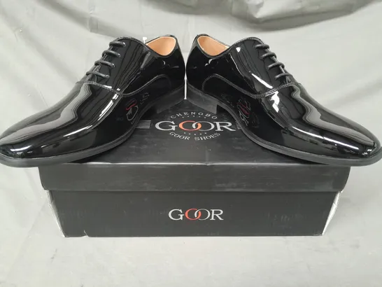 BOXED PAIR OF GOOR LACE-UP SHOES IN BLACK SIZE 9