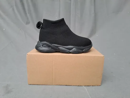 BOXED PAIR OF DESIGNER KIDS SHOES IN BLACK EU SIZE 23