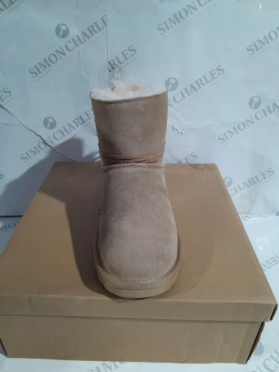 BOXED BONOVA TIE LOW BOOTS IN TAN - SIZE 6