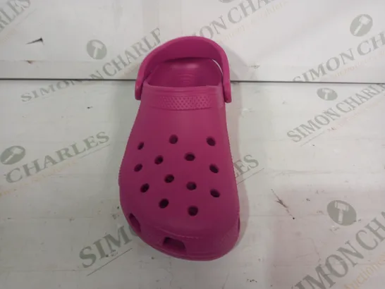 PAIR OF CROCS CLASSIC CLOGS IN FUCHSIA UK SIZE M3/W4