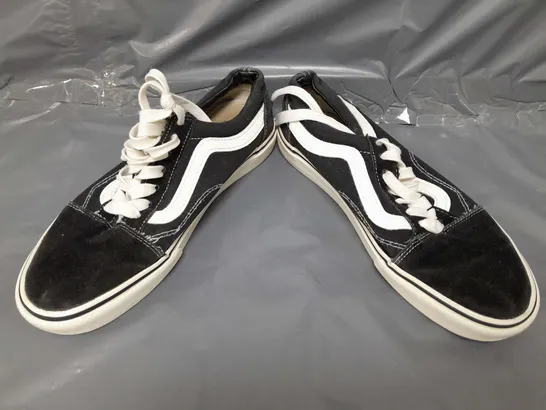 BOXED PAIR OF VANS SHOES IN BLACK/WHITE UK SIZE 8.5