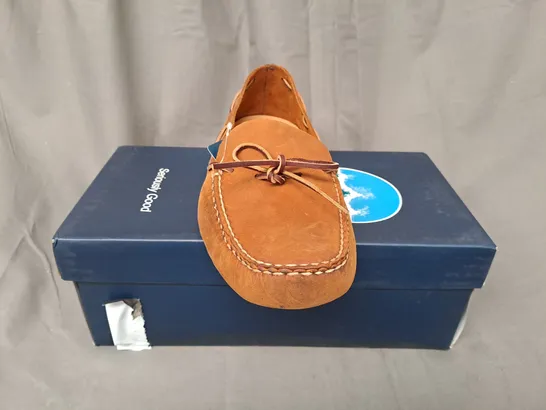 BOXED PAIR OF ORCA BAY NAVAJO SHOES IN SAND EU SIZE 45