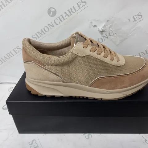 BOXED PAIR OF NATURALIZER PLATFORM TRAINERS IN TAN/BROWN - SIZE 7