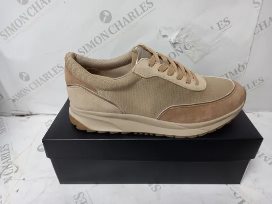 BOXED PAIR OF NATURALIZER PLATFORM TRAINERS IN TAN/BROWN - SIZE 7