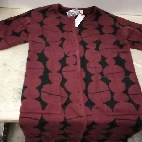 BOX OF APPROXIMATELY 7 BEU DE JIFI TWO TONE MAROON/BLACK JUMPERS - SIZE 3XL