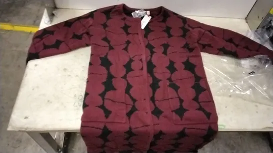 BOX OF APPROXIMATELY 7 BEU DE JIFI TWO TONE MAROON/BLACK JUMPERS - SIZE 3XL