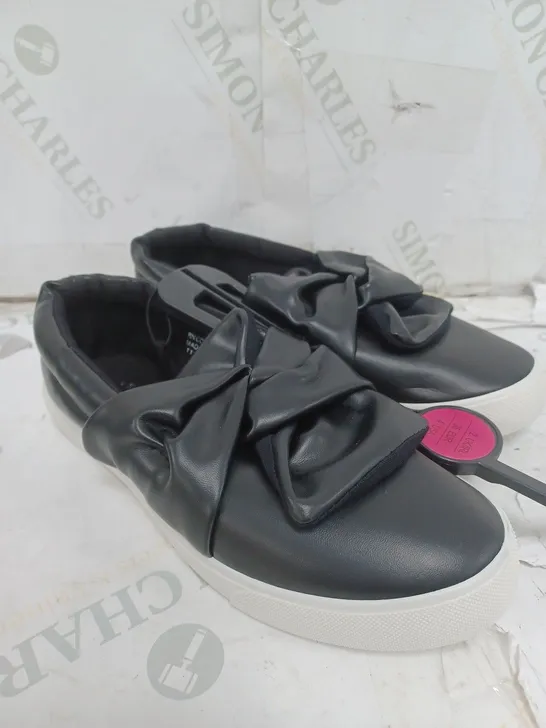 BOX OF APPROXIMATELY 10 LOW BOW SHOE IN BLACK 