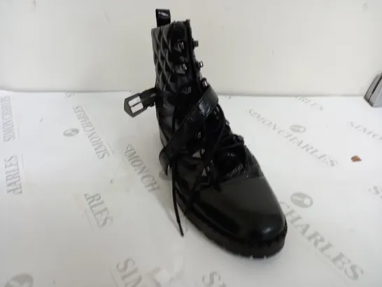 PAIR OF MODA IN PELLE ARNIE LACE UP BOOTS IN BLACK SIZE 7