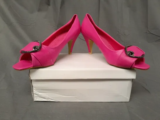 BOXED PAIR OF DESIGNER OPEN TOE MID HEELED SHOES IN FUCHSIA EU SIZE 38