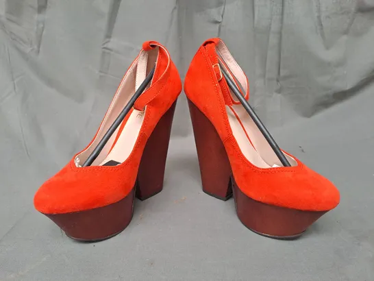 BOX OF APPROXIMATELY 10 PAIRS OF FIORE HIGH WOODEN PLATFORM SHOES IN ORANGE IN VARIOUS SIZES